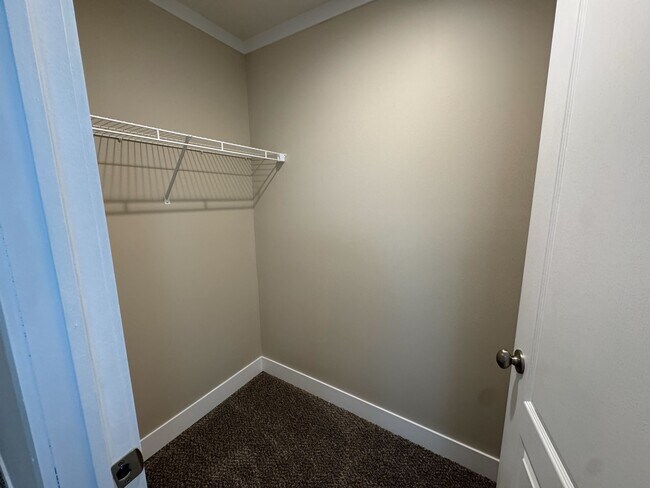 Building Photo - 48599 Lakeview E