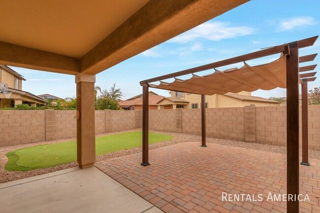 Building Photo - Immaculate 4 Bedroom / 3 bathroom with SOL...