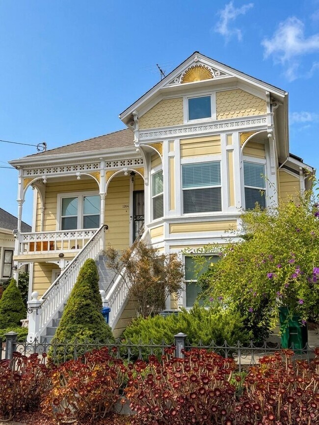 Building Photo - $2,400 / 2 BR - Beautifully Updated Home in Desirable Alameda Neighborhood