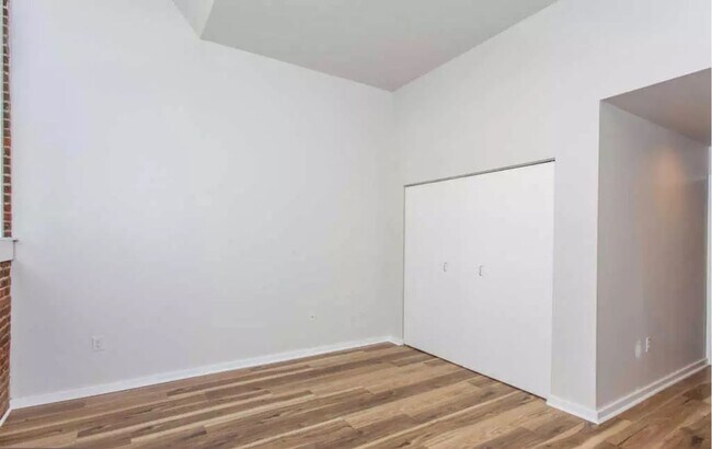 Building Photo - Luxurious 1-Bed/1-Bath Condo At Bridgeview Place! Available January 2026!