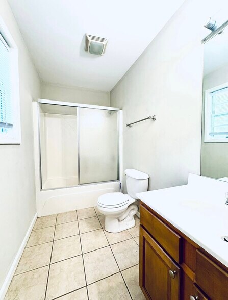 Building Photo - 586 Hampton Way