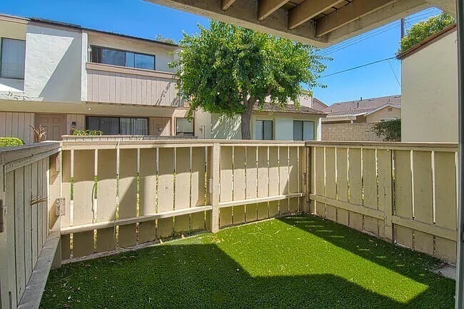 Building Photo - 369 Meadow Ct