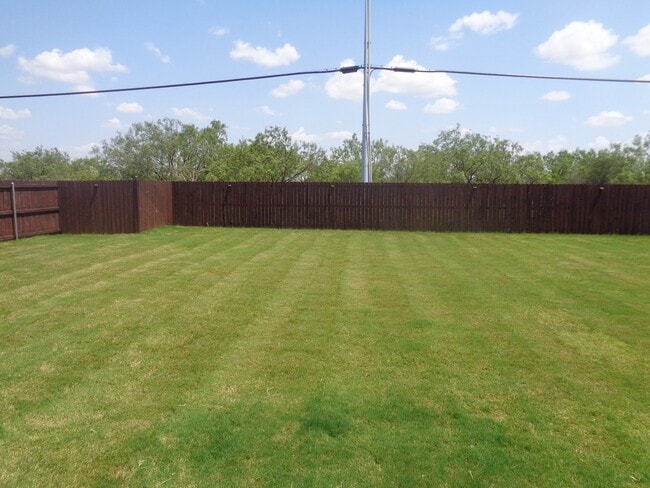 Building Photo - Spacious Family Room Great Location