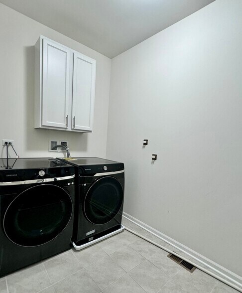Building Photo - 14024 S Sheridan Trl