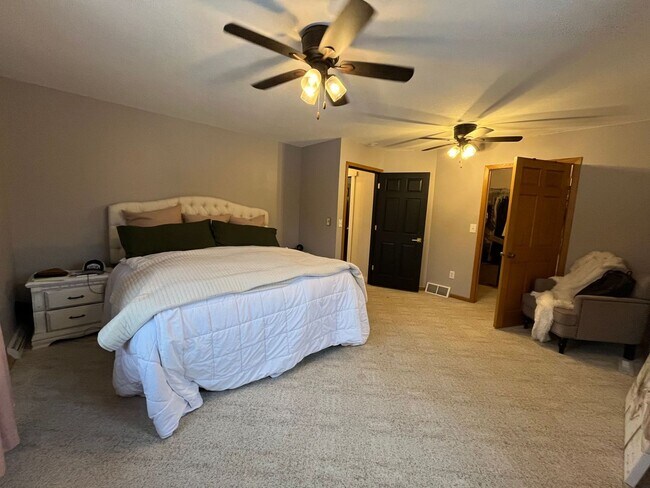 Building Photo - Beautiful 3 Bedroom / 2 Bath on 7 Acres!