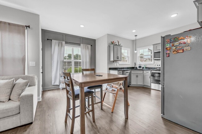 Building Photo - Beautiful modern home less than 2 years old