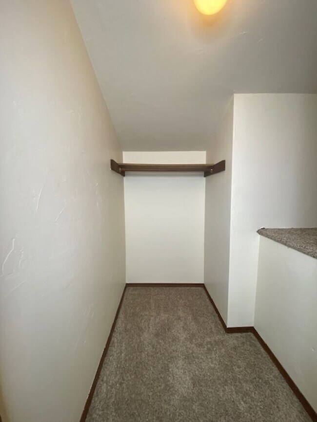 Building Photo - Spacious 1 Bedroom 1 Bath Upper Apartment Available Now!