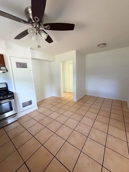 Building Photo - 869 Lincoln Ave