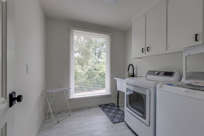 Building Photo - 1243 Saxon Dr