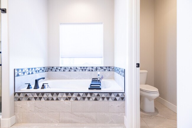 Building Photo - 2428 Sunshine Dr