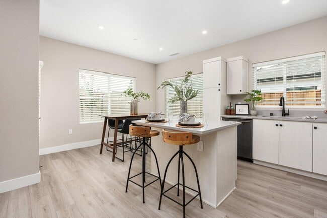 Building Photo - 2806 E Alluvial Ave