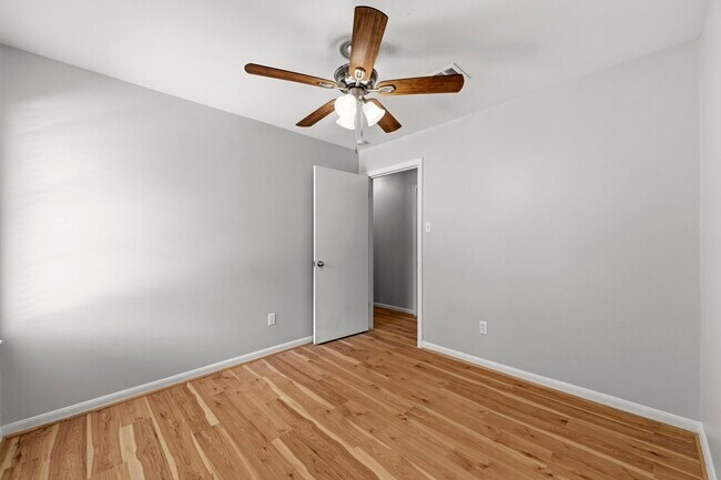 Building Photo - 3507 Lake Ridge Bend