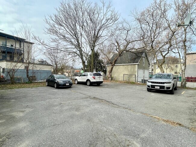 Building Photo - 8 Dalton St