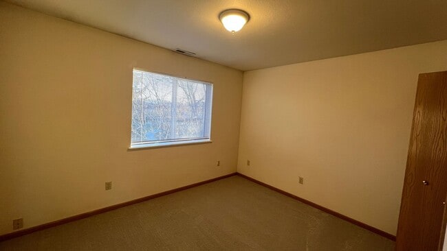 Building Photo - Charming Townhome Centrally Located