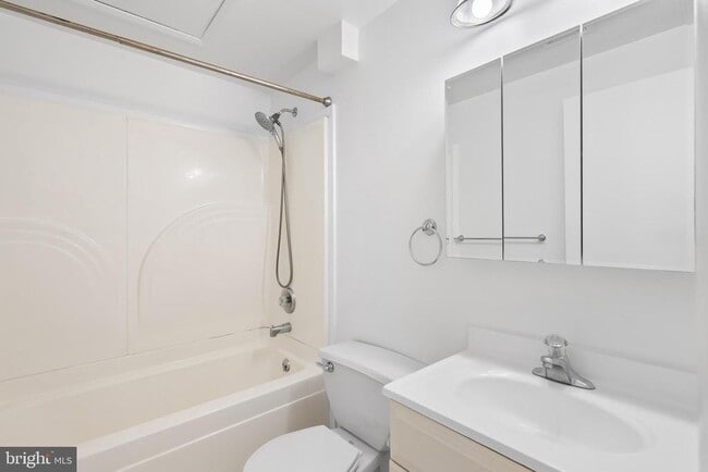 Building Photo - 1851 Sharwood Pl