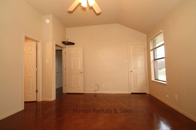 Building Photo - Spectacular Duplex--Won't last long!