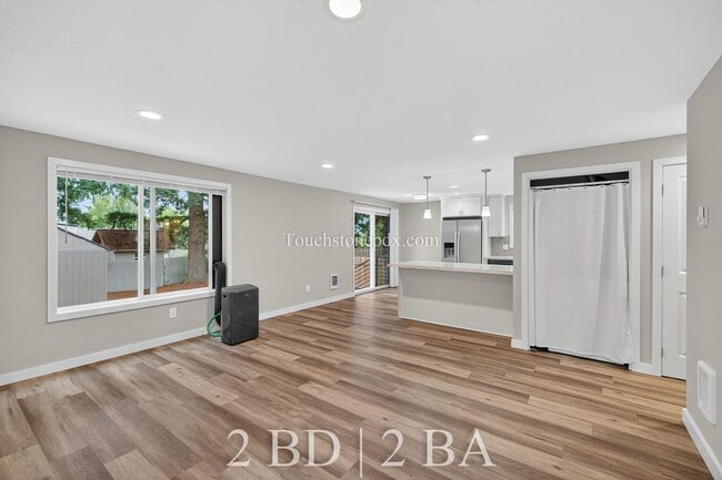 Building Photo - 119 SE Sweetbriar Ln