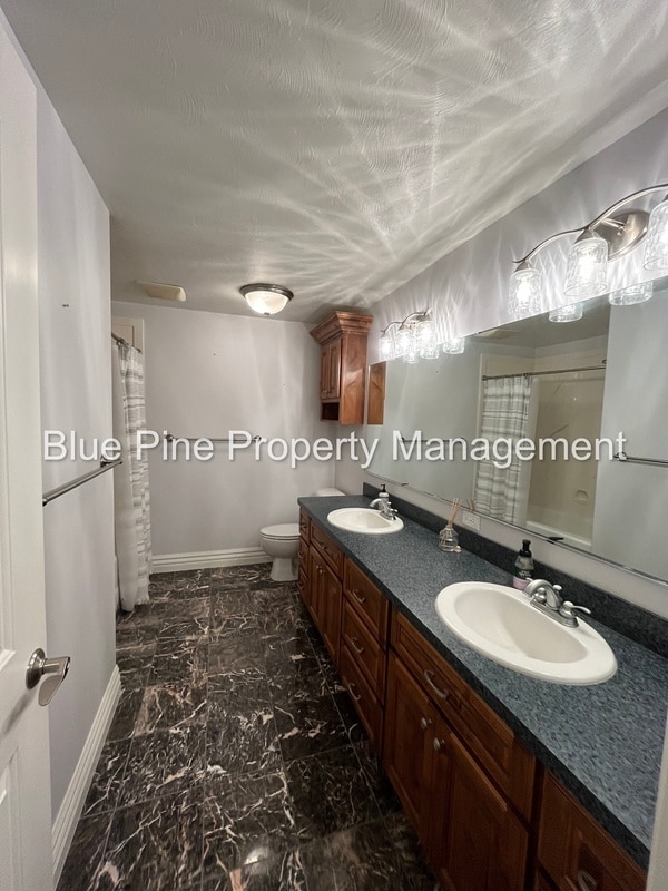 Building Photo - 8426 S Black Hawk Dr