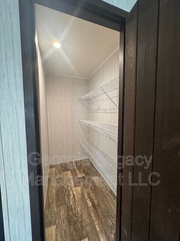 Building Photo - 552 Sewell Mill Rd
