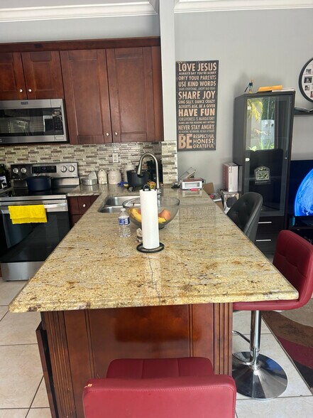 Building Photo - 4015 Tree Top Rd