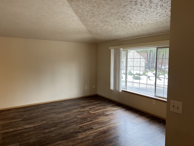 Building Photo - 12521 N Fairwood Dr