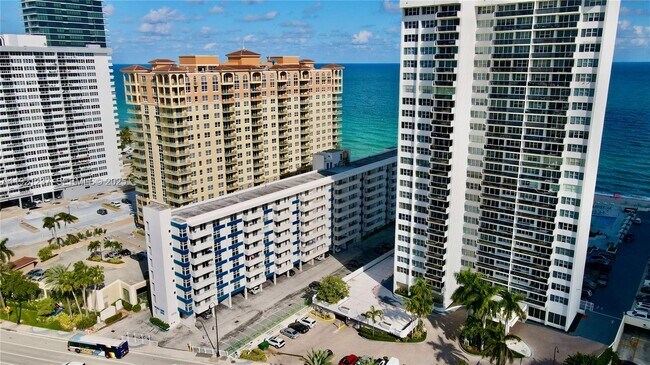 Building Photo - 3140 S Ocean Dr