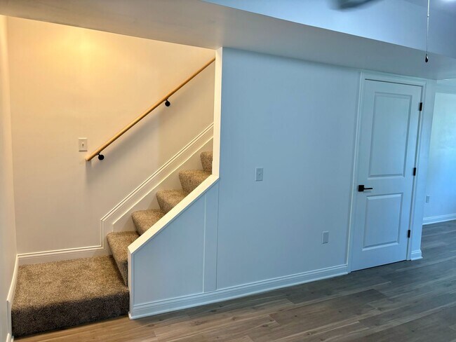 Building Photo - Beautiful 2 bedroom home