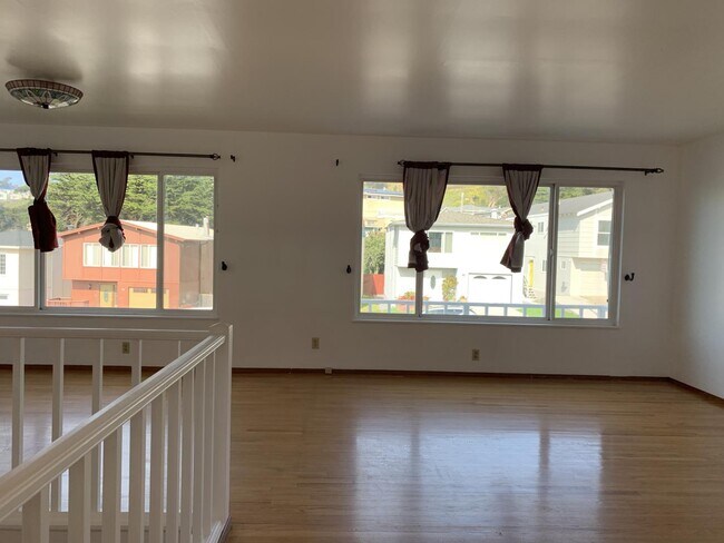 Building Photo - 1315 Skyline Dr