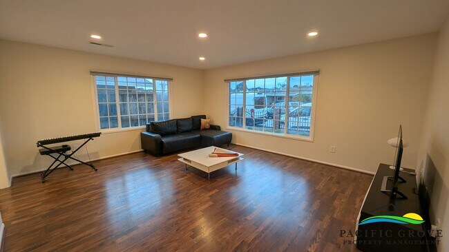 Building Photo - Bright and Roomy 2 Bedroom 2 Bathroom Home