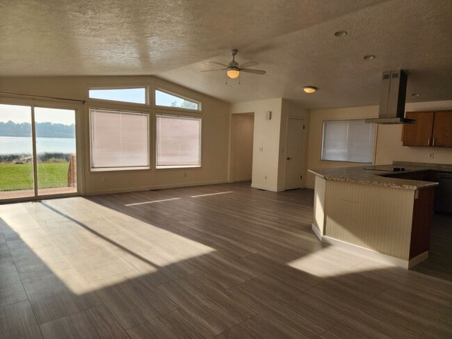 Building Photo - Lake house with Shop on 1/2 acre
