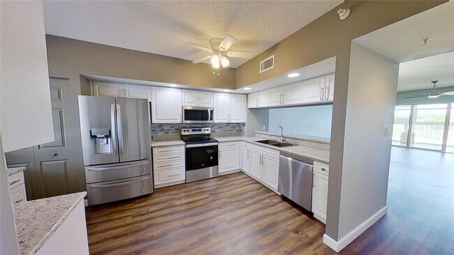 Building Photo - 6495 Shoreline Dr