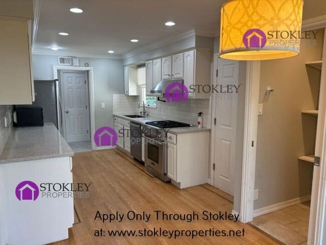 Building Photo - 231 Ivy Dr