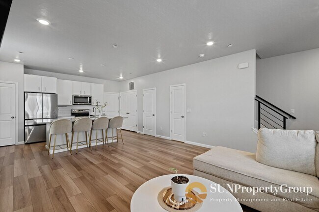 Building Photo - Stunning Duplex In Desirable Saratoga Springs!