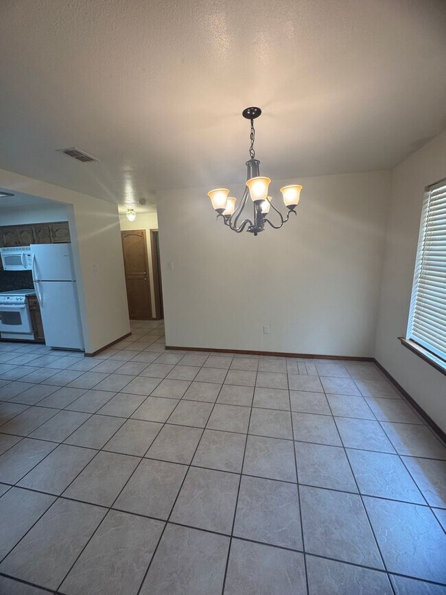Building Photo - 3Bd 2Bth Home in the Sought-after Colonial...