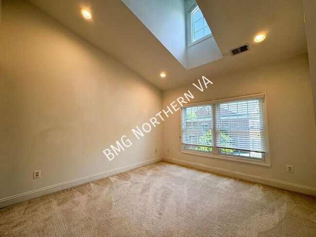 Building Photo - 3091 McKinnon Way