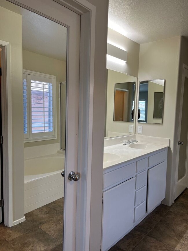 Building Photo - 3 Bedroom 2 1/2 bath Murrieta Townhome