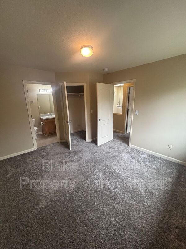 Building Photo - 7012 SE 72nd Ave