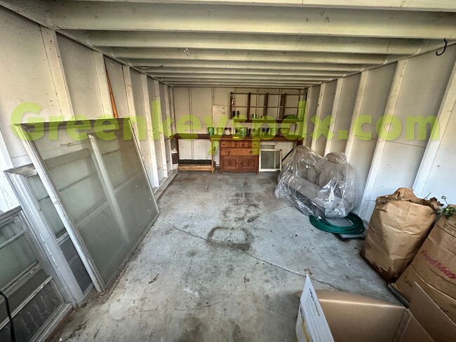 Building Photo - Awesome 3-Bedroom, 2-Bathroom House betwee...