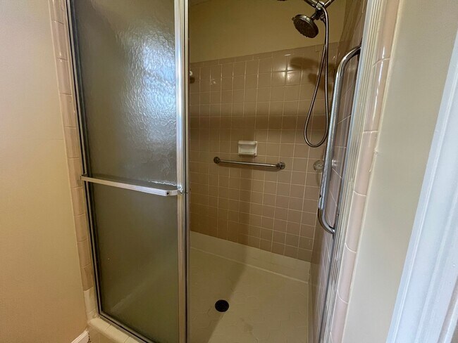 Building Photo - Recently Updated Three Bedroom House in Po...