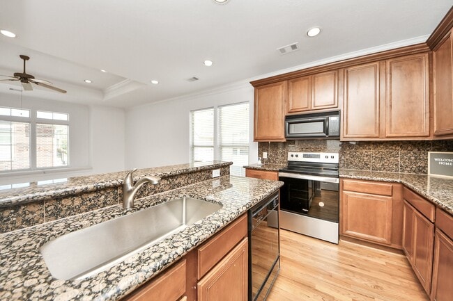 Building Photo - 1727 Aden Dr