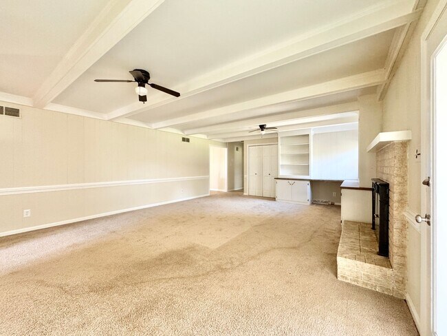 Building Photo - Spacious 3 Bedroom Home Convenient to New Garden