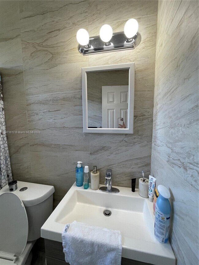 Building Photo - 11890 NE 16th Ave