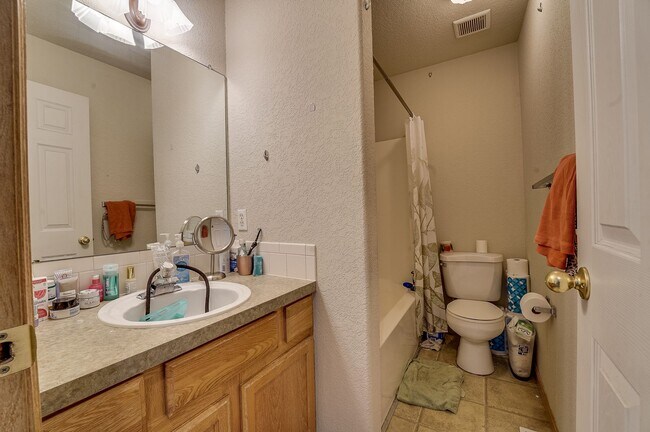 Building Photo - Spacious 3 Bed, 3 1/2 Bath Townhome in Northwest Fort Collins!