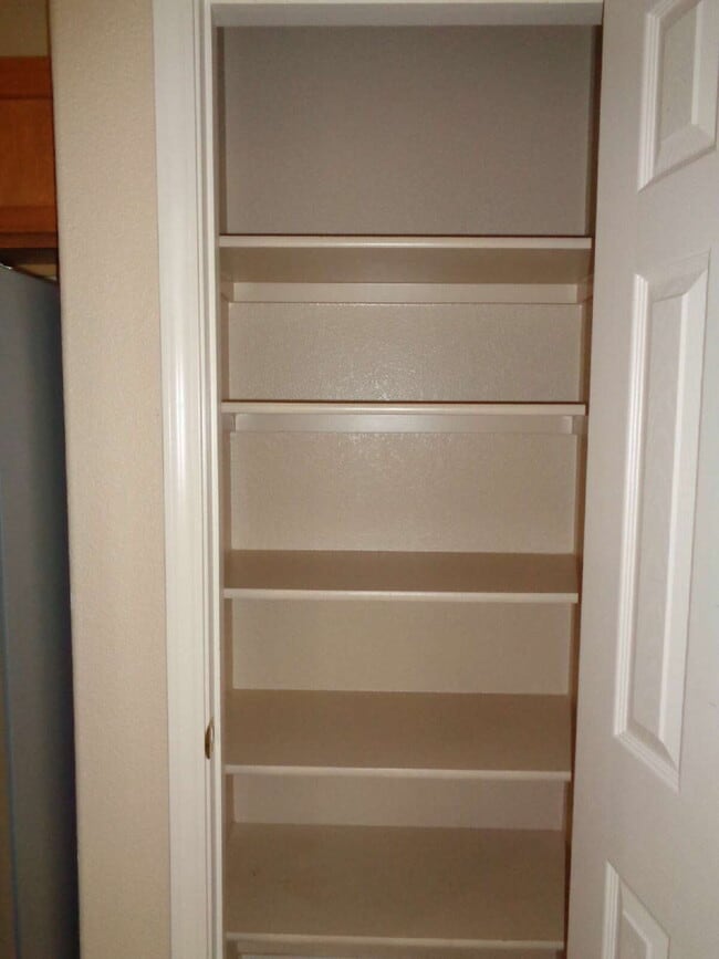 Building Photo - Super location close to shopping, schools,...