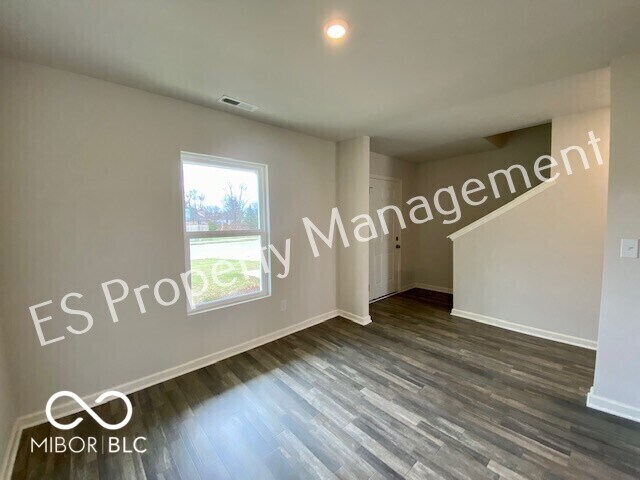 Building Photo - 2608 W Kings Cyn Dr