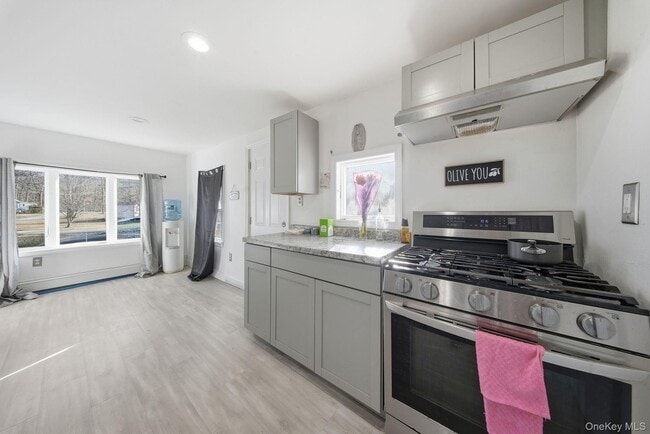 Building Photo - 4 Old Rd