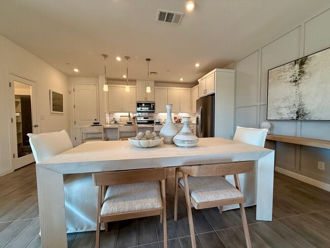 Building Photo - FULLY FURNISHED 3 BED 2.5 BATH 2 CAR GARAG...