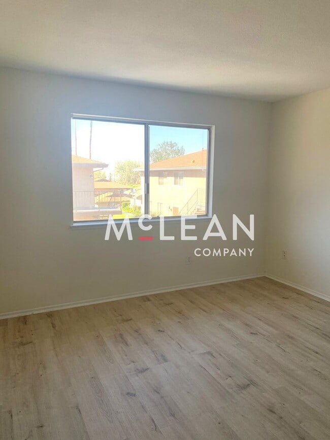 Building Photo - Charming Two Bedroom