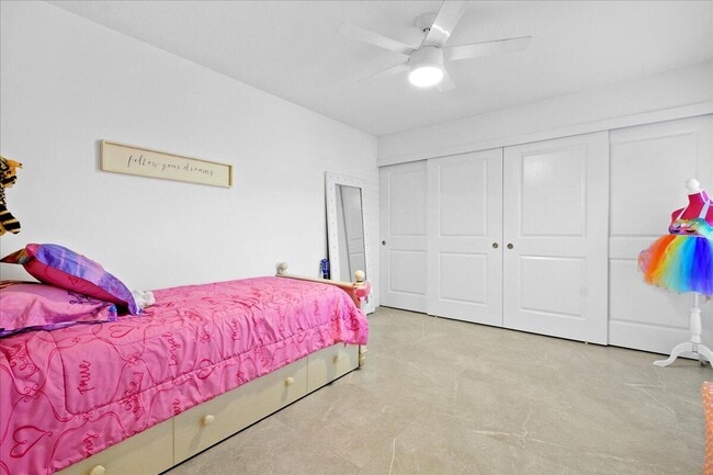 Building Photo - 709 7th Ln