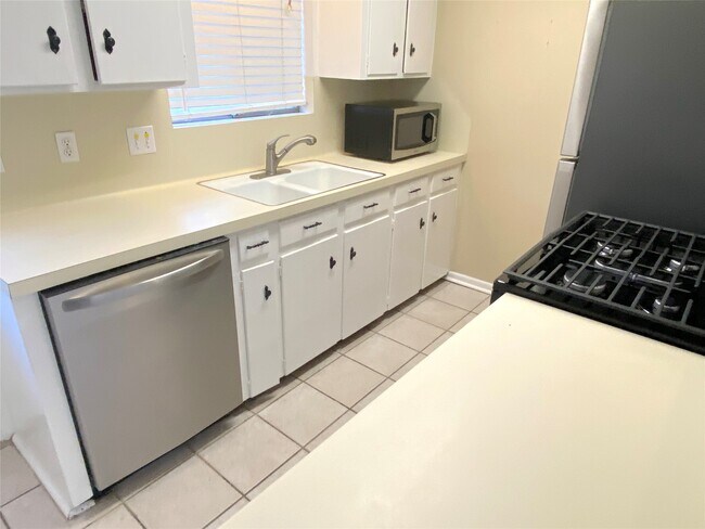 Building Photo - 10122 Shadow Wood Dr